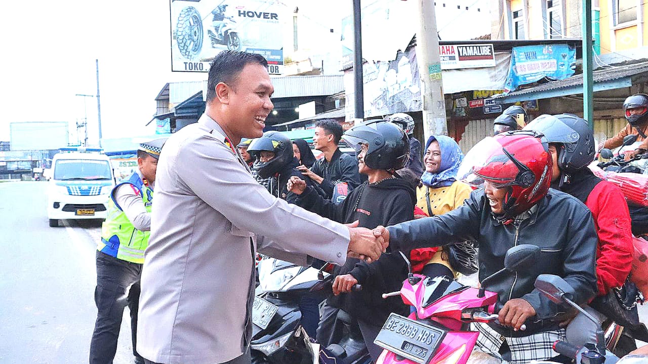 Kapolres Tulang Bawang Sapa Pemudik Lebaran di Jalanan