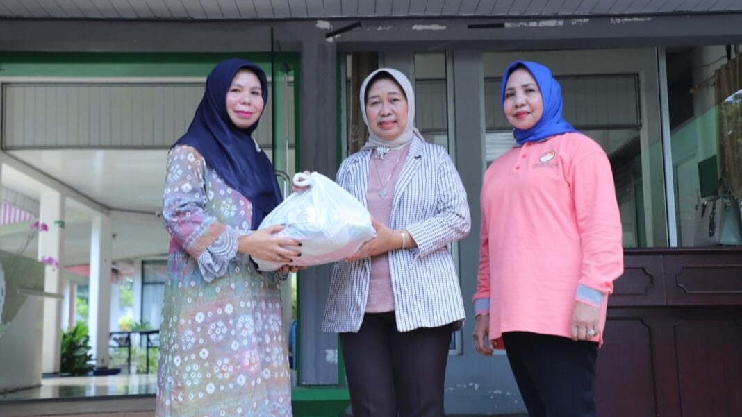 Rektor Unila Lepas Rombongan DWP Bakti Sosial di Rajabasa