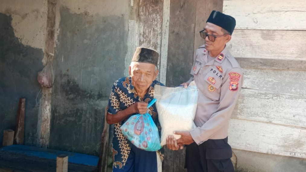 Polres Pesisir Barat Berbagi Kebahagiaan Ramadan
