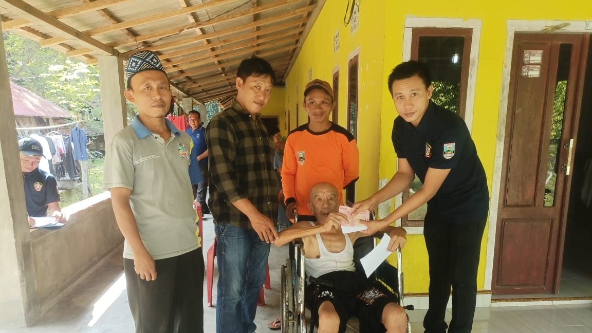 Salurkan BLT-DD: Peratin Way Jambu Datangi Langsung KPM