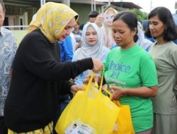 Riana Sari Arinal Salurkan Bantuan pada Warga Terdampak Banjir