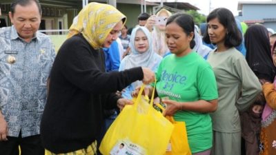 Riana Sari Arinal Salurkan Bantuan pada Warga Terdampak Banjir