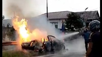 Korsleting Listrik: Mobil Terbakar di Jalan Lintas Barat Krui