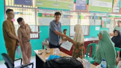 Peratin Way Batang Lemong Salurkan BLT-DD 