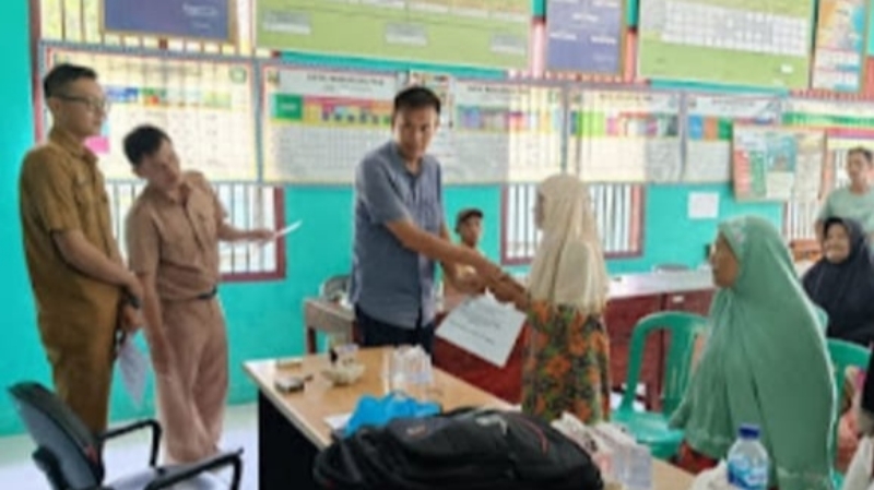 Peratin Way Batang Lemong Salurkan BLT-DD 
