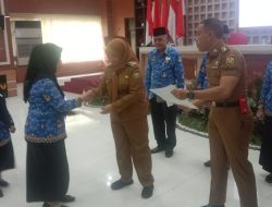 Eva Dwiana Serahkan SK Pensiun PNS Bandarlampung