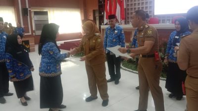 Eva Dwiana Serahkan SK Pensiun PNS Bandarlampung