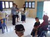 Potensinews.id - 294 KPM di Pekon Tanjung Setia terima bantuan beras. 294 KPM di Pekon Tanjung Setia Terima Bantuan Beras Penyaluran dilakukan di Balai Pekon Tanjung Setia dengan jumlah penerima sebanyak 294 KPM, masing-masing menerima bantuan seberat 10 kg beras. Kegiatan ini berlangsung pada Kamis, 9 Mei 2024. Bantuan berupa beras ini disalurkan oleh aparat desa setempat, pendamping lokal desa (PLD), pendamping desa (PD), ketua LHP Lembaga Himpunan Pemekonan, serta semua jajaran pemerintah desa dan tokoh masyarakat. Penyaluran dilakukan sesuai dengan panduan yang telah ditetapkan dalam undang-undang, sesuai dengan pernyataan Peratin Iswandi. Peratin Iswandi juga menyampaikan harapannya kepada masyarakat penerima bantuan agar tetap bersyukur kepada Allah SWT serta kepada pemerintah pusat, provinsi, kabupaten, dan pemerintah desa Pekon Tanjung Setia atas bantuan yang diberikan. "Harapannya, bantuan ini dapat meringankan beban keluarga penerima," kata dia. Peratin Iswandi juga menyatakan bahwa pemerintah desa akan terus menggulirkan bantuan sesuai dengan apa yang telah diterima oleh masyarakat. Dia juga berharap agar bantuan ini dapat bermanfaat bagi penerima, semoga menjadi berkah bagi mereka. "Penyaluran bantuan ini berjalan dengan aman dan kondusif tanpa ada hambatan berarti, berkat kerjasama dari masyarakat. "Semoga segala kegiatan yang baik ini diberkahi oleh Allah SWT Amin," pungkasnya.(Andi)