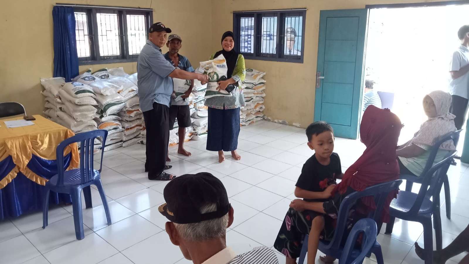 Potensinews.id - 294 KPM di Pekon Tanjung Setia terima bantuan beras. 294 KPM di Pekon Tanjung Setia Terima Bantuan Beras Penyaluran dilakukan di Balai Pekon Tanjung Setia dengan jumlah penerima sebanyak 294 KPM, masing-masing menerima bantuan seberat 10 kg beras. Kegiatan ini berlangsung pada Kamis, 9 Mei 2024. Bantuan berupa beras ini disalurkan oleh aparat desa setempat, pendamping lokal desa (PLD), pendamping desa (PD), ketua LHP Lembaga Himpunan Pemekonan, serta semua jajaran pemerintah desa dan tokoh masyarakat. Penyaluran dilakukan sesuai dengan panduan yang telah ditetapkan dalam undang-undang, sesuai dengan pernyataan Peratin Iswandi. Peratin Iswandi juga menyampaikan harapannya kepada masyarakat penerima bantuan agar tetap bersyukur kepada Allah SWT serta kepada pemerintah pusat, provinsi, kabupaten, dan pemerintah desa Pekon Tanjung Setia atas bantuan yang diberikan. "Harapannya, bantuan ini dapat meringankan beban keluarga penerima," kata dia. Peratin Iswandi juga menyatakan bahwa pemerintah desa akan terus menggulirkan bantuan sesuai dengan apa yang telah diterima oleh masyarakat. Dia juga berharap agar bantuan ini dapat bermanfaat bagi penerima, semoga menjadi berkah bagi mereka. "Penyaluran bantuan ini berjalan dengan aman dan kondusif tanpa ada hambatan berarti, berkat kerjasama dari masyarakat. "Semoga segala kegiatan yang baik ini diberkahi oleh Allah SWT Amin," pungkasnya.(Andi)