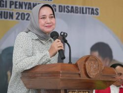 Riana Sari Salurkan Bantuan untuk Kaum Disabilitas Pringsewu