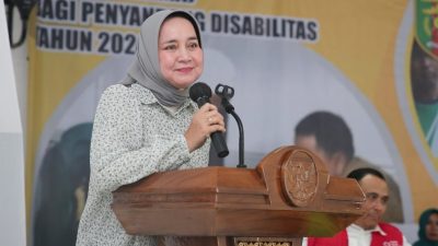 Riana Sari Salurkan Bantuan untuk Kaum Disabilitas Pringsewu