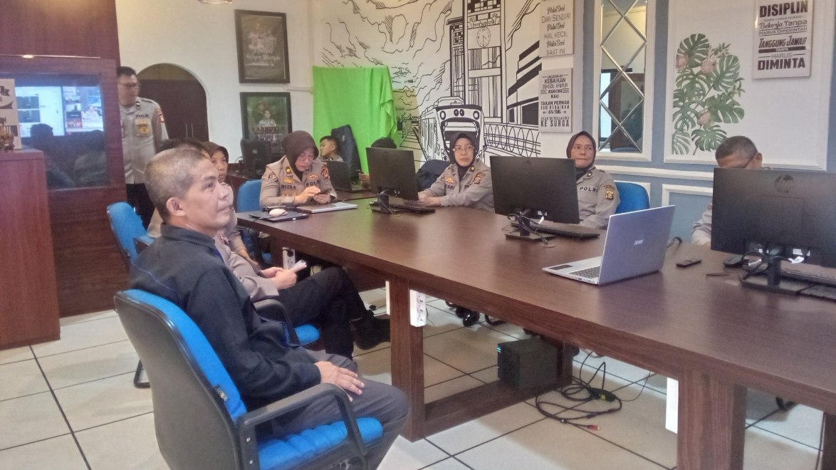 Personel Bidhumas Polda Sumsel di Garis Depan E-learning