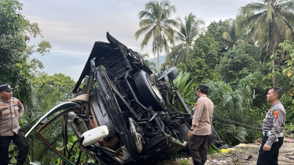 Satlantas Polres Tanggamus Evakuasi Bus Study Tour MIN Pesisir Barat