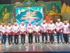 Potensinews.id - Qudrotul Ikhwan ajak pemuda Lampung wujudkan peradaban berbasis ketaqwaan. Penjabat (Qudrotul Ikhwan Ajak Pemuda Lampung Wujudkan Peradaban Berbasis Ketaqwaan Acara tersebut berlangsung di Lapangan Stadion Mini Way Dadi Sukarame, Bandarlampung, pada Senin, 27 Mei 2023. Dalam kesempatan tersebut, Qudrotul Ikhwan menyatakan rasa syukur dan bahagia dapat bersilaturahmi langsung dengan generasi muda pecinta kitab suci Al Quran. Dia mengapresiasi komitmen mereka dalam mensyiarkan agama Islam yang Rahmatan Lil Alamin. "Momentum ini sangat penting untuk memperdalam pemahaman akan isi kandungan kitab suci Al-Qur'an," ujar Qudrotul Ikhwan. "Hal ini akan sangat berguna bagi pembangunan karakter, pemikiran, etika, serta perilaku umat Muslim ke arah yang lebih baik," tambahnya. Sebagai santri taat, Qudrotul Ikhwan berpesan kepada para peserta MTQ agar tidak hanya mengejar kemenangan dan prestasi, tetapi juga memahami esensi dari kegiatan ini. Ia mengajak mereka untuk terus berkomitmen memperbaiki keimanan dan ketaqwaan kepada Allah SWT serta mengimplementasikan nilai-nilai positif dalam kehidupan sehari-hari. "MTQ adalah momentum yang luar biasa. Saya sangat bangga berada di sini di hadapan generasi muda pecinta Al-Qur'an yang terus berkomitmen memajukan bangsa dan negara dengan pondasi keimanan dan ketaqwaan kepada Allah SWT," jelasnya. Qudrotul Ikhwan juga menyoroti pentingnya ilmu pengetahuan di era digitalisasi saat ini. Namun, ia menekankan bahwa pemahaman akan esensi kitab suci Al Quran sangat penting agar generasi muda tidak mudah terpengaruh oleh doktrin negatif yang dapat merusak kemajuan peradaban bangsa Indonesia di masa depan. Dalam kesempatan tersebut, Qudrotul Ikhwan juga menyinggung peraturan KPU RI yang baru saja mengeluarkan Peraturan KPU (PKPU) Nomor 2 Tahun 2024 tentang Tahapan Pemilihan Gubernur dan Wakil Gubernur, Bupati dan Wakil Bupati, serta Walikota dan Wakil Walikota Tahun 2024. Berdasarkan keputusan tersebut, pemilihan kepala daerah serentak akan dilaksanakan pada Rabu, 27 November 2024 mendatang. Di Provinsi Lampung, akan diselenggarakan pemilihan Gubernur dan Wakil Gubernur, 13 Bupati dan Wakil Bupati, serta 2 Walikota dan Wakil Walikota secara serentak. "Saya mengajak kita semua untuk bersama-sama terus memelihara kerukunan, persatuan, dan kesatuan. "Tetap menghargai perbedaan, sebagaimana teladan yang diberikan Nabi Muhammad SAW. Saya percaya para generasi muda pecinta Al Quran bisa menjadi contoh dan teladan yang baik dan dapat dibanggakan," pungkas Qudrotul Ikhwan.(Red/Fs)