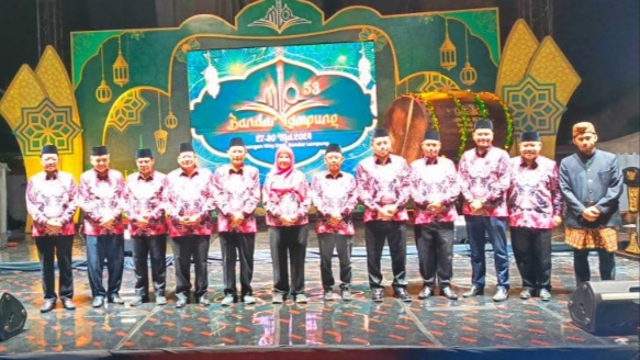 Potensinews.id - Qudrotul Ikhwan ajak pemuda Lampung wujudkan peradaban berbasis ketaqwaan. Penjabat (Qudrotul Ikhwan Ajak Pemuda Lampung Wujudkan Peradaban Berbasis Ketaqwaan Acara tersebut berlangsung di Lapangan Stadion Mini Way Dadi Sukarame, Bandarlampung, pada Senin, 27 Mei 2023. Dalam kesempatan tersebut, Qudrotul Ikhwan menyatakan rasa syukur dan bahagia dapat bersilaturahmi langsung dengan generasi muda pecinta kitab suci Al Quran. Dia mengapresiasi komitmen mereka dalam mensyiarkan agama Islam yang Rahmatan Lil Alamin. "Momentum ini sangat penting untuk memperdalam pemahaman akan isi kandungan kitab suci Al-Qur'an," ujar Qudrotul Ikhwan. "Hal ini akan sangat berguna bagi pembangunan karakter, pemikiran, etika, serta perilaku umat Muslim ke arah yang lebih baik," tambahnya. Sebagai santri taat, Qudrotul Ikhwan berpesan kepada para peserta MTQ agar tidak hanya mengejar kemenangan dan prestasi, tetapi juga memahami esensi dari kegiatan ini. Ia mengajak mereka untuk terus berkomitmen memperbaiki keimanan dan ketaqwaan kepada Allah SWT serta mengimplementasikan nilai-nilai positif dalam kehidupan sehari-hari. "MTQ adalah momentum yang luar biasa. Saya sangat bangga berada di sini di hadapan generasi muda pecinta Al-Qur'an yang terus berkomitmen memajukan bangsa dan negara dengan pondasi keimanan dan ketaqwaan kepada Allah SWT," jelasnya. Qudrotul Ikhwan juga menyoroti pentingnya ilmu pengetahuan di era digitalisasi saat ini. Namun, ia menekankan bahwa pemahaman akan esensi kitab suci Al Quran sangat penting agar generasi muda tidak mudah terpengaruh oleh doktrin negatif yang dapat merusak kemajuan peradaban bangsa Indonesia di masa depan. Dalam kesempatan tersebut, Qudrotul Ikhwan juga menyinggung peraturan KPU RI yang baru saja mengeluarkan Peraturan KPU (PKPU) Nomor 2 Tahun 2024 tentang Tahapan Pemilihan Gubernur dan Wakil Gubernur, Bupati dan Wakil Bupati, serta Walikota dan Wakil Walikota Tahun 2024. Berdasarkan keputusan tersebut, pemilihan kepala daerah serentak akan dilaksanakan pada Rabu, 27 November 2024 mendatang. Di Provinsi Lampung, akan diselenggarakan pemilihan Gubernur dan Wakil Gubernur, 13 Bupati dan Wakil Bupati, serta 2 Walikota dan Wakil Walikota secara serentak. "Saya mengajak kita semua untuk bersama-sama terus memelihara kerukunan, persatuan, dan kesatuan. "Tetap menghargai perbedaan, sebagaimana teladan yang diberikan Nabi Muhammad SAW. Saya percaya para generasi muda pecinta Al Quran bisa menjadi contoh dan teladan yang baik dan dapat dibanggakan," pungkas Qudrotul Ikhwan.(Red/Fs)