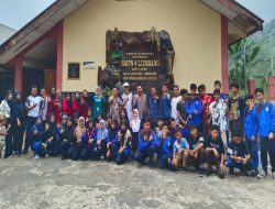 UKM IAD Probolinggo Salurkan Buku ke SMPN IV Lumbang Satu Atap