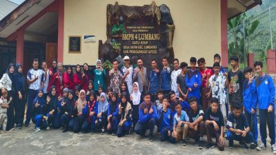 UKM IAD Probolinggo Salurkan Buku ke SMPN IV Lumbang Satu Atap