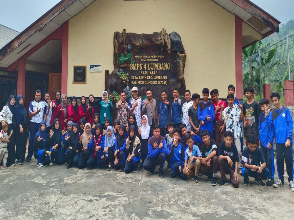 UKM IAD Probolinggo Salurkan Buku ke SMPN IV Lumbang Satu Atap