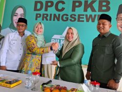 Didampingi Suami, Ririn Kuswantari Kembalikan Berkas ke PKB Pringsewu