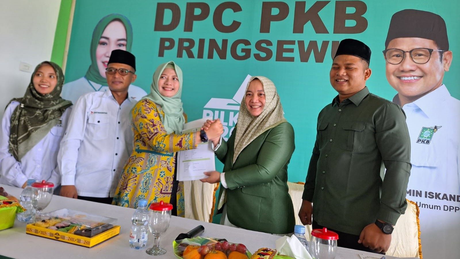 Didampingi Suami, Ririn Kuswantari Kembalikan Berkas ke PKB Pringsewu