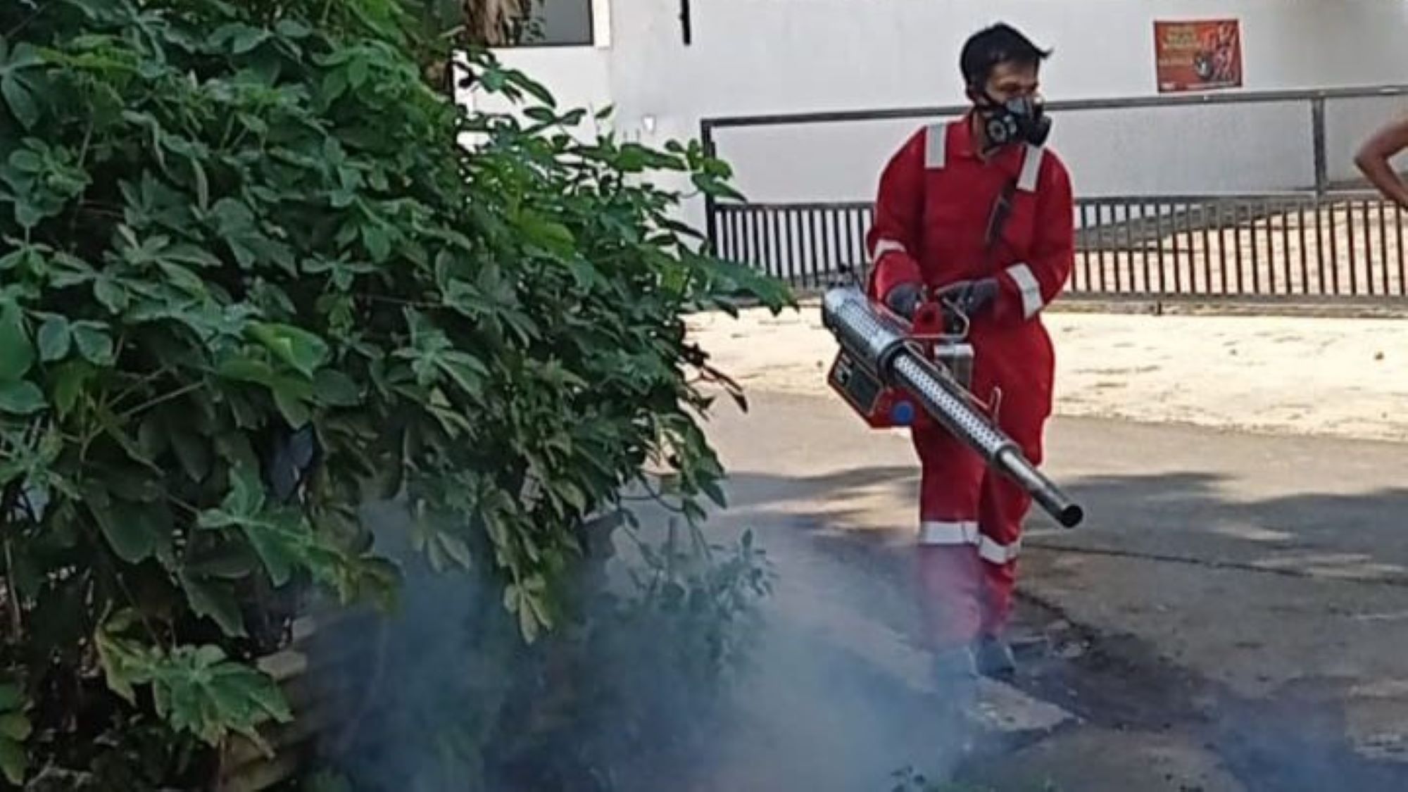 Fogging Gratis Tim Iqbal Ardiansyah Dihentikan, Warga Tuntut Penjelasan