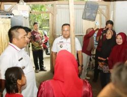 Bupati Nanang Ermanto Bantu Bedah Rumah Warga Way Galih