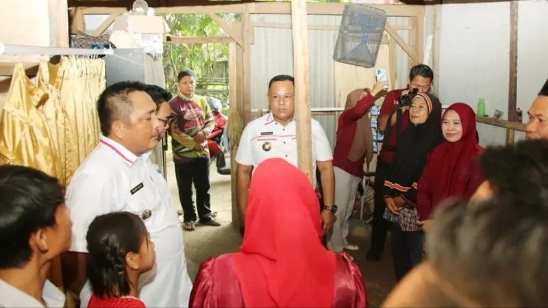 Bupati Nanang Ermanto Bantu Bedah Rumah Warga Way Galih