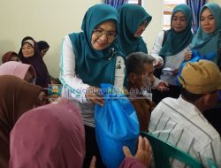 Peduli Lansia, TP PKK Pesibar Berikan Santunan di Lima Kecamatan