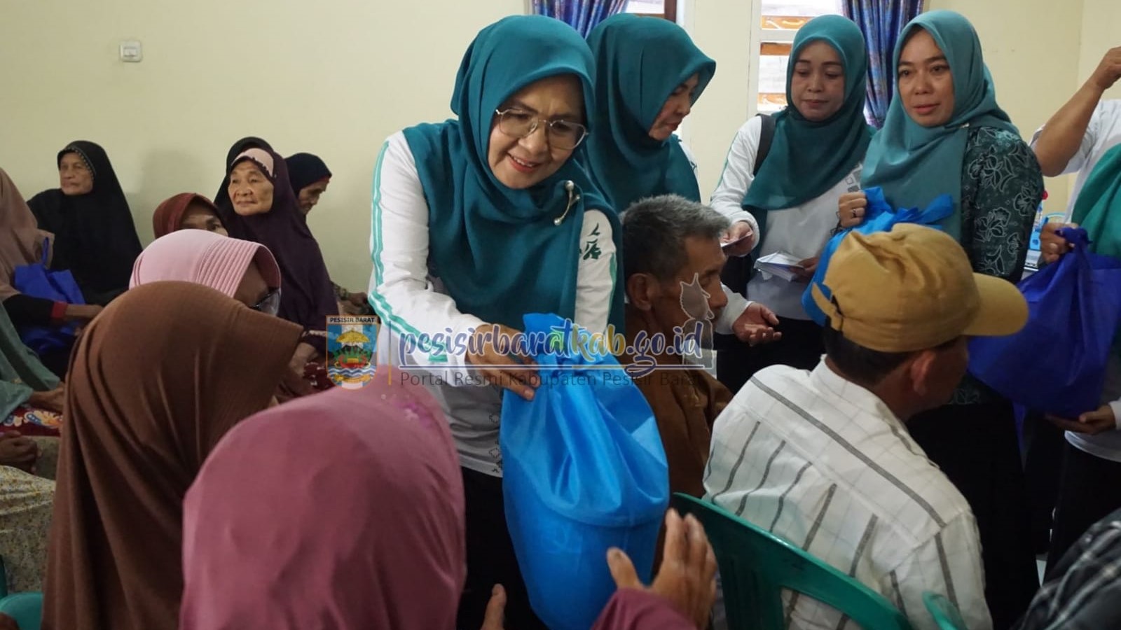 Peduli Lansia, TP PKK Pesibar Berikan Santunan di Lima Kecamatan