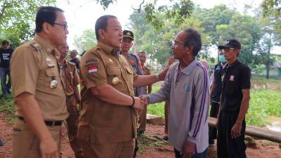 Arinal Tebar 70 Ribu Benih Ikan di Dam Raman Metro
