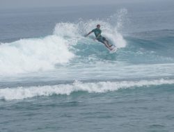 Aksi Seru di Babak 32 Besar WSL Krui Pro 2024