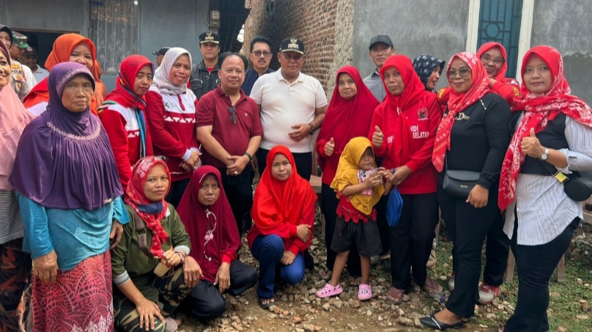 Fokus Entaskan Kemiskinan, Nanang Ermanto Bedah 6 Rumah di Jati Agung