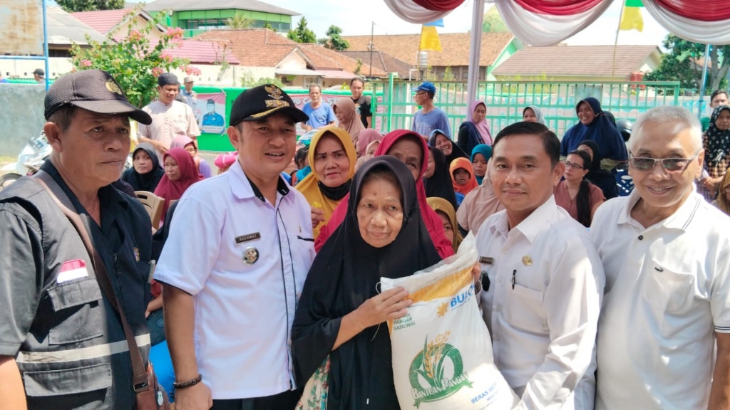 Warga Gedong Meneng Bandarlampung Terima Bantuan Beras Bapanas