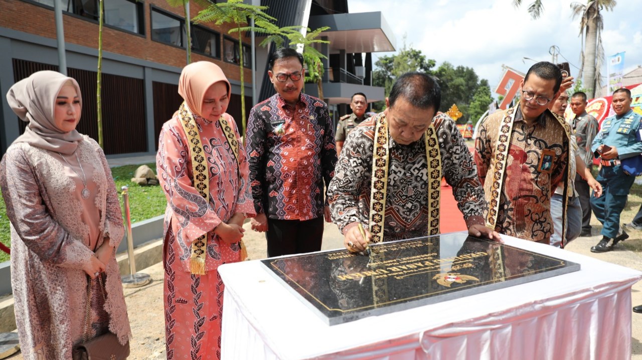 Arinal Resmikan Pasar UMKM Lampung di PKOR Way Halim