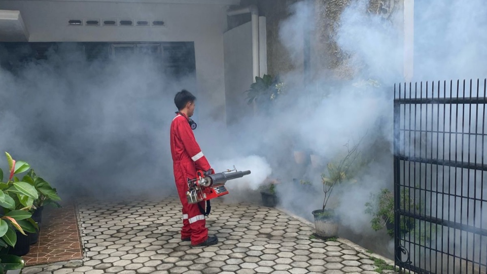 Tim Iqbal Ardiansyah Fogging Gratis di Labuhan Ratu