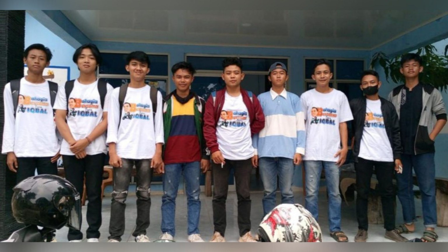 Tim Bandarlampung Bahagia Bagikan Permen Gratis ke Warga
