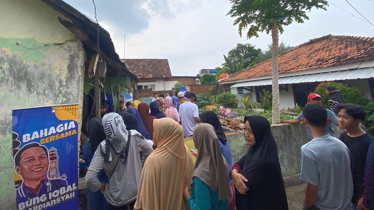 Keseruan Fun Games, Warga Surabaya Bahagia Bersama Iqbal Ardiansyah