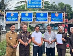 Kejari Waykanan Kembalikan Barang Bukti HP Korban Pencurian di Banjit