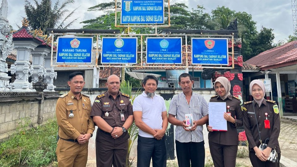 Kejari Waykanan Kembalikan Barang Bukti HP Korban Pencurian di Banjit