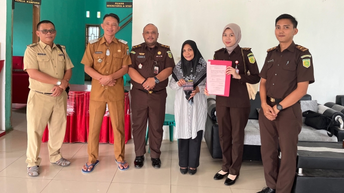 Kejari Waykanan Kembalikan Barang Bukti Pencurian kepada Korban di Lembasung