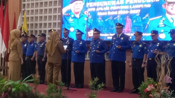 Eva Dwiana Kukuhkan Pengurus DPD APKARI Lampung