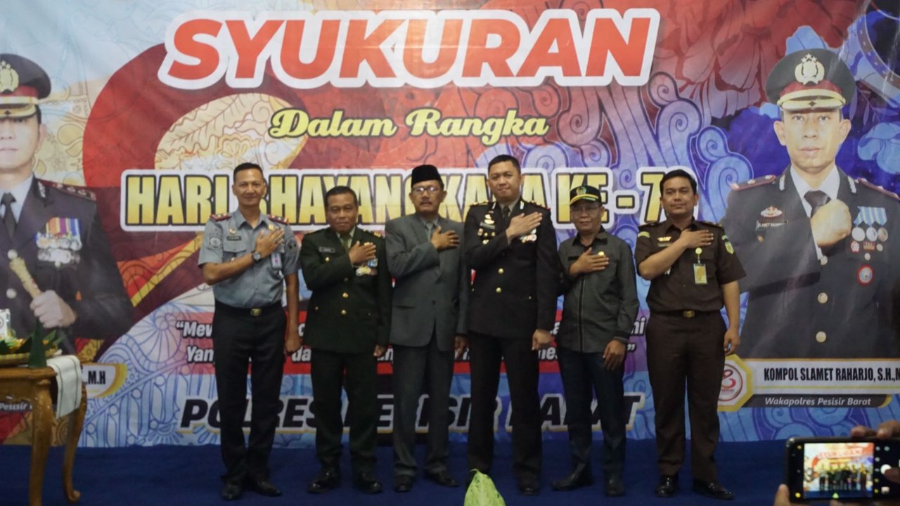 Bupati Agus Istiqlal Hadiri Upacara Hari Bhayangkara ke-78 di Pesisir Barat