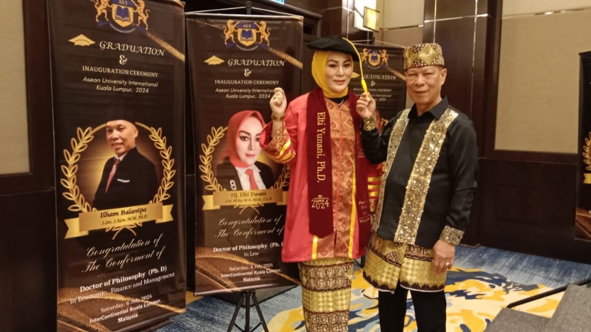 Istri Penasehat JMSI Lampung Raih Gelar Doktor dan Wisudawan Terbaik AUI