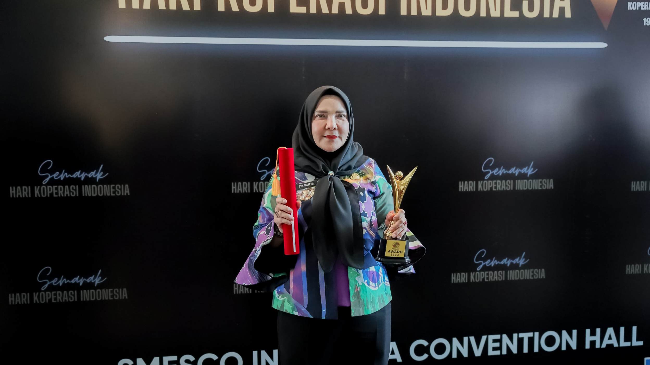 Eva Dwiana Diganjar Penghargaan Pembina Andalan oleh Dekopin dan Kemenkop UKM