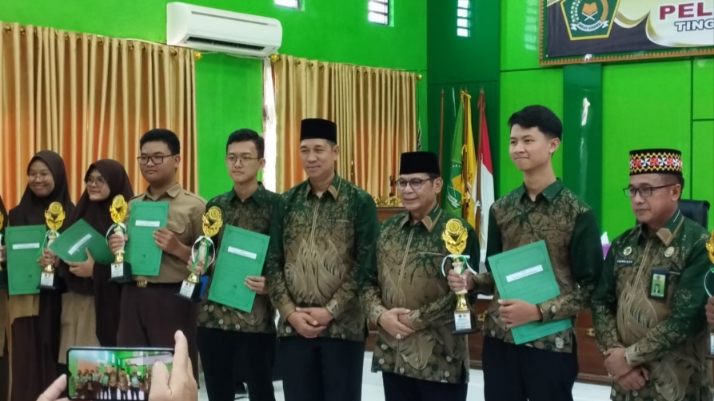 8 Siswa MAN 1 Bandarlampung Cetak Prestasi Gemilang di KSM Kota