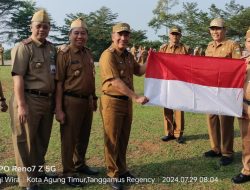 Tanggamus Bersatu dalam Merah Putih, Pj Bupati Serahkan Bendera ke 20 Camat