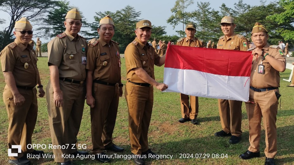 Tanggamus Bersatu dalam Merah Putih, Pj Bupati Serahkan Bendera ke 20 Camat