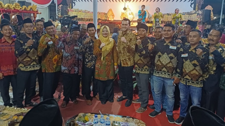 Spekulasi Duet Pilkada Menguat, Ririn-Wiriawan Kompak Hadiri Acara Adat