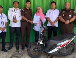 Gitaris Kejari Waykanan Kembalikan Motor dan STNK Korban