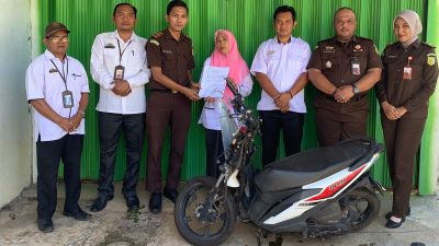 Gitaris Kejari Waykanan Kembalikan Motor dan STNK Korban
